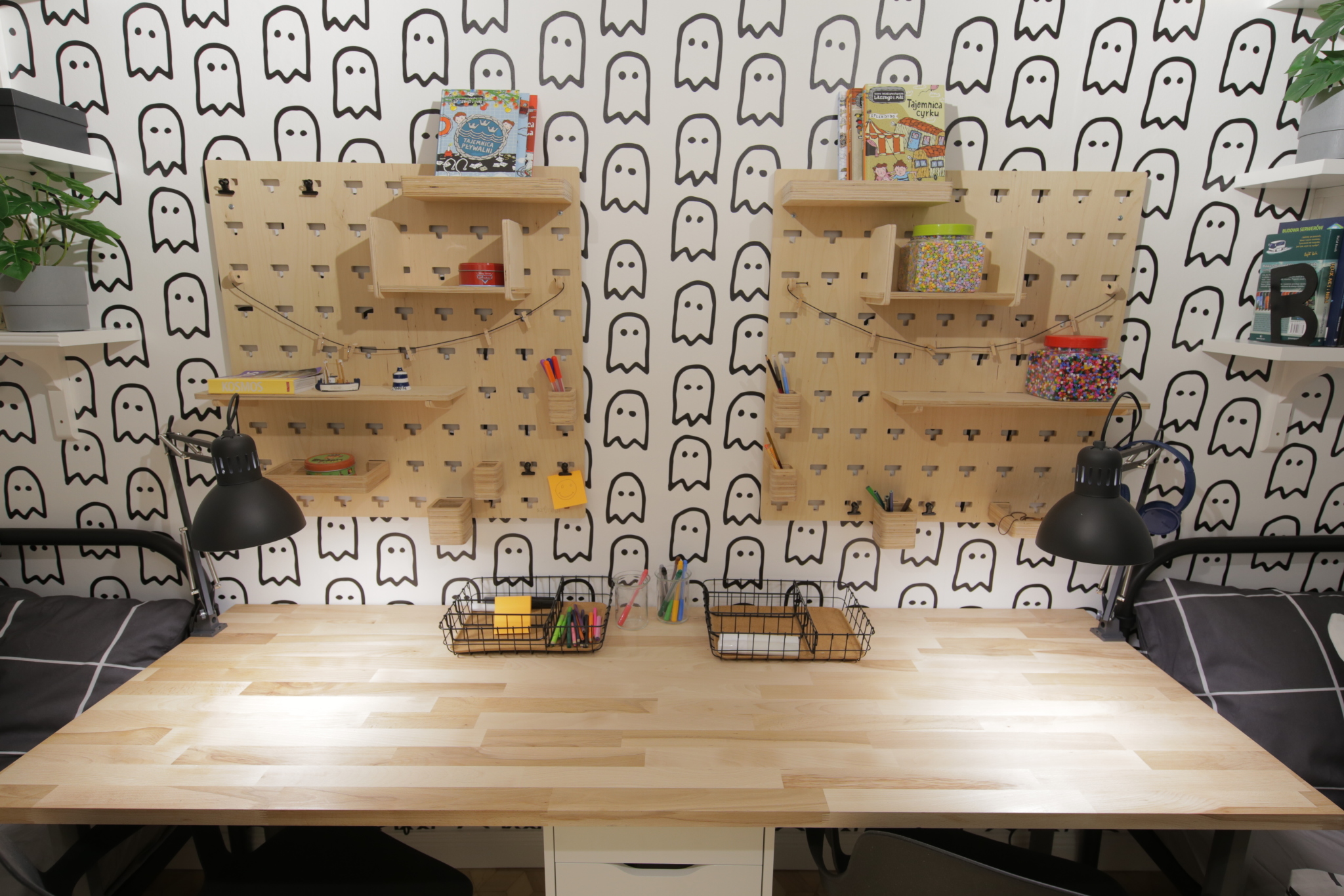 "Pomysłowe projekty": biurko oraz półki dla chłopców